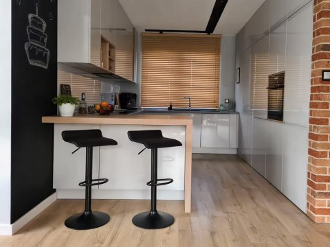 Hoker Stołek Barowy Obrotowy Podnóżek Regulacja Wysokości Czarny Ekoskóra Modernhome